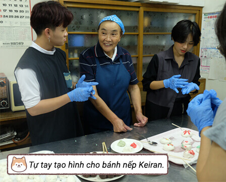 Tự tay tạo hình cho bánh nếp Keiran.